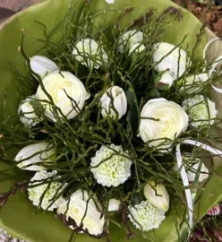 Zijden Tulpen / Dahlia / Ranonkels:  wit boeket