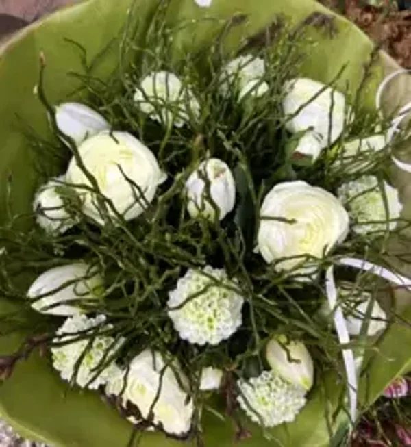 Zijden Tulpen / Dahlia / Ranonkels:  wit boeket