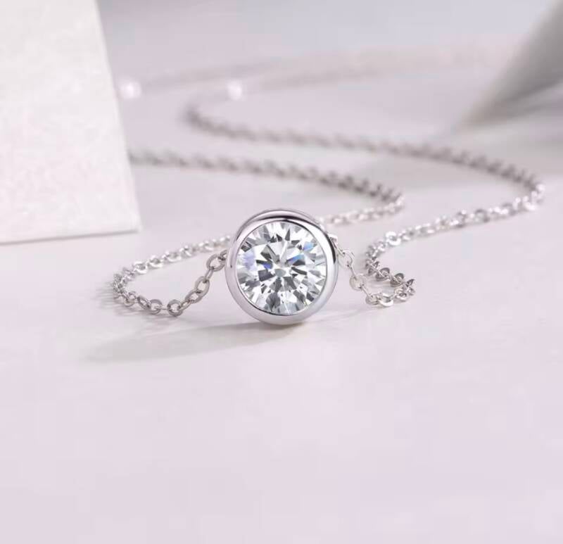 pendentif avec diamant 2 carat