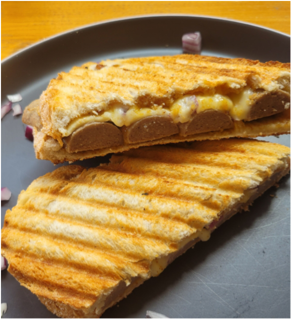 FRIKOSTI Gouda Kaas, Frikandel, Rode ui en Curry