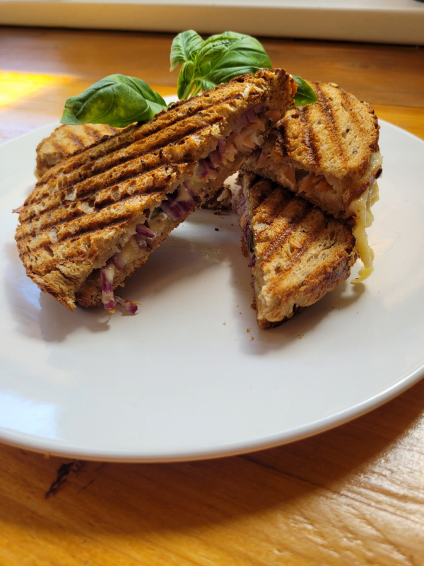 NEUSJE VAN DE ZALM Gouda Kaas, Gerookte Zalm, Rode ui en Kappertjes