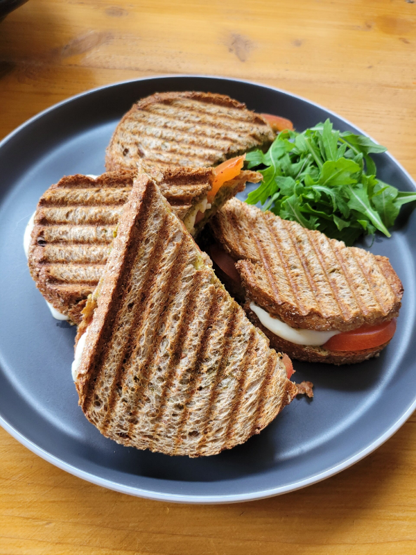 BELLA MOZARELLA Gouda Kaas, Mozarella, Tomaat,  Pesto en Pijnboompitten