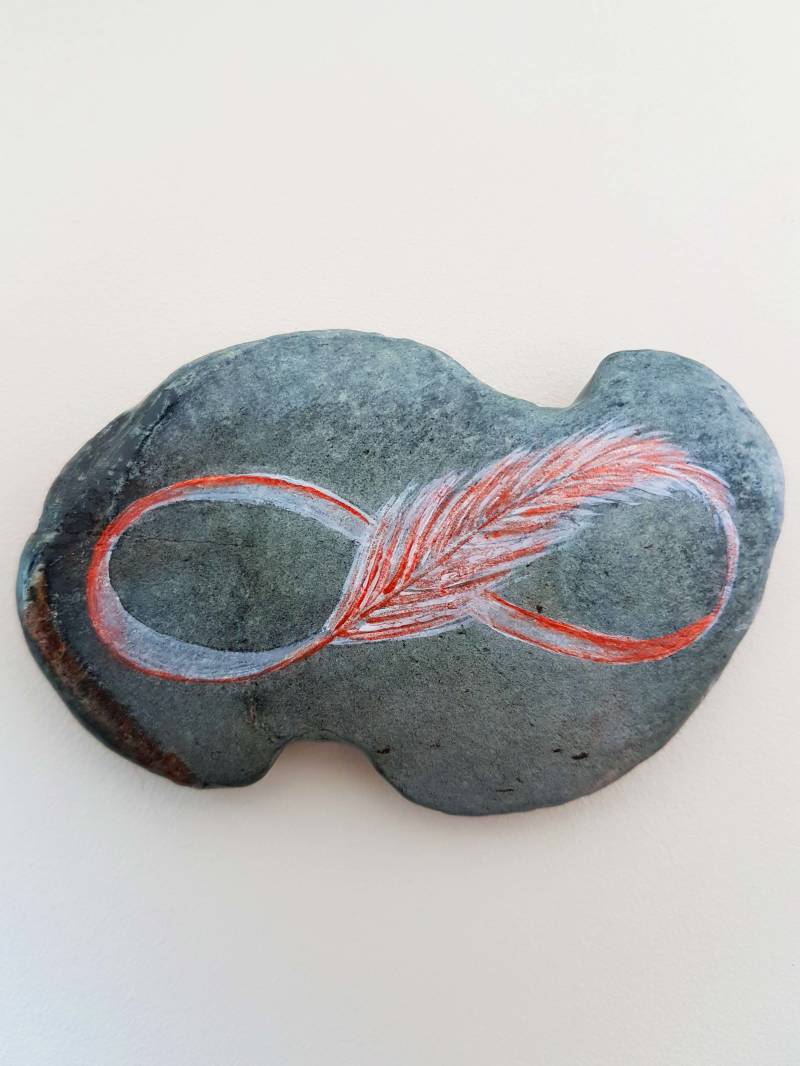 Krachtsteen met geschilderd symbool oneindigheid.