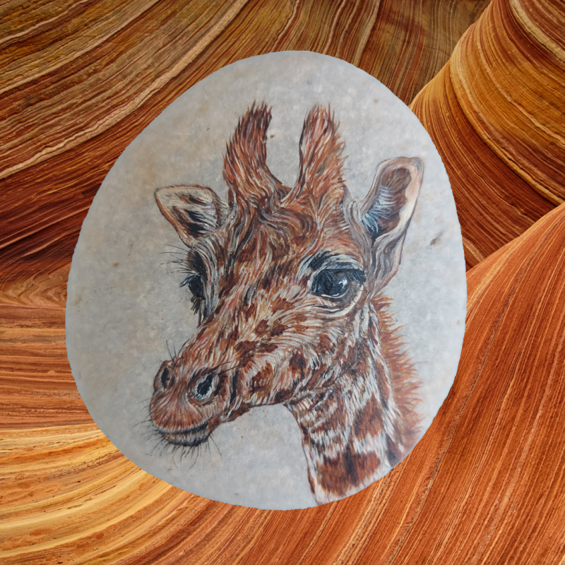 Totemdier Giraf geschilderd op steen.