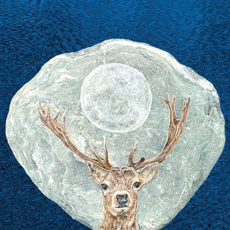Totemdier Hert geschilderd op steen