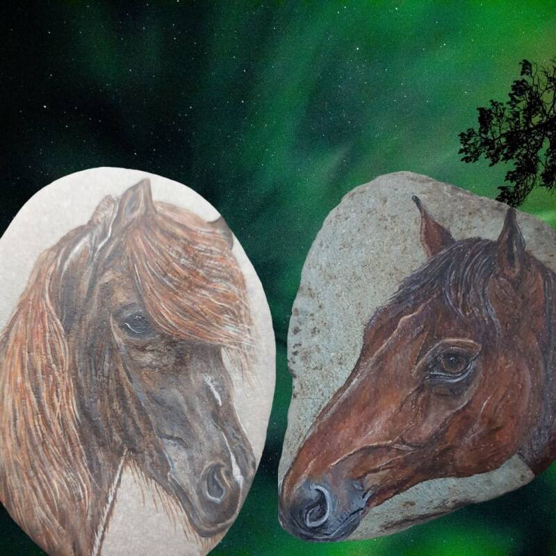 Totemdier Paard geschilderd op steen.