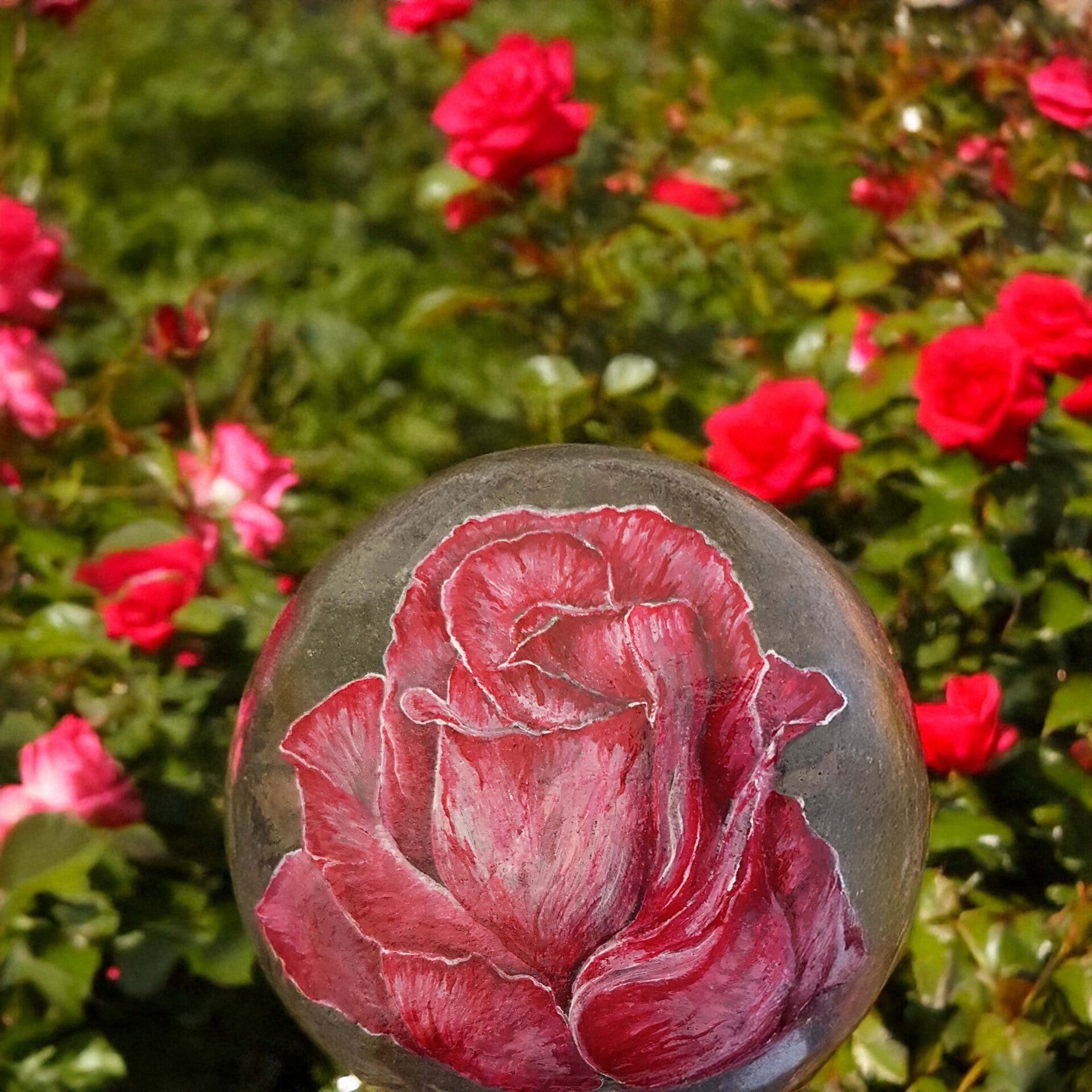 Roos geschilderd op steen.