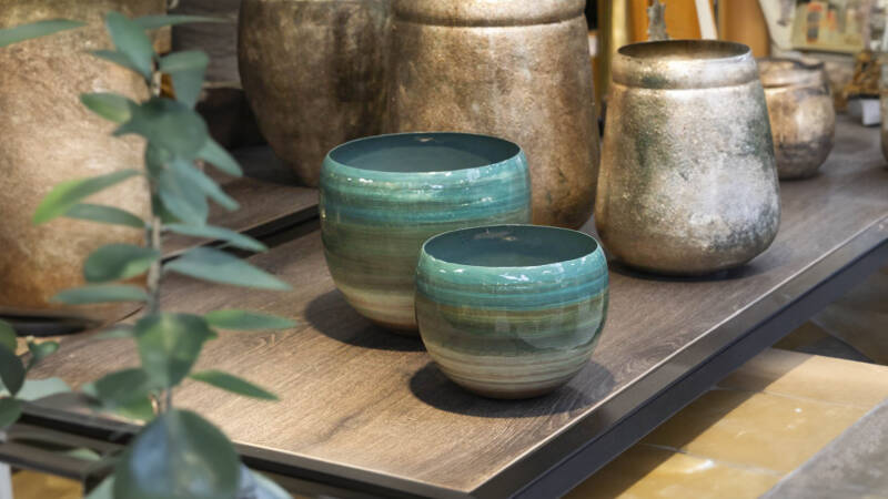 Maak een statement in jouw interieur met onze prachtige collectie luxe vazen - de ultieme eyecatchers van Varzi Home Art & Design in Soest. Laat je betoveren door de elegantie en schoonheid van onze unieke vazen, perfect om je ruimte te verfraaien met sti