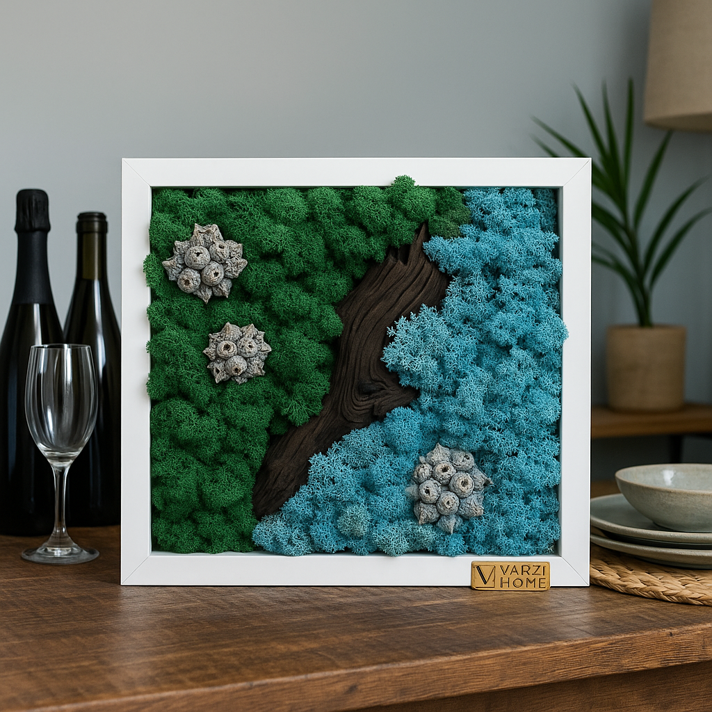 Handgemaakt moskunstwerk van 33×33 cm met diep bosgroen en helder blauw rendiermos, gecombineerd met natuurlijk drijfhout. 100% natuurlijk, onderhoudsvrij en uniek – perfect voor muurdecoratie of tafelpresentatie.