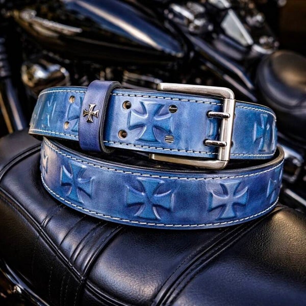 Handgefertigter Leder Biker Gürtel mit Doppeldornschließe & umlaufender Bikerkreuz-Prägung