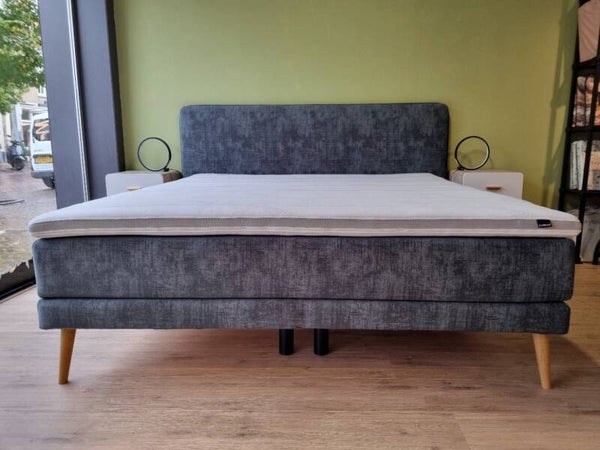 Showmodel Eastborn Boxspring Stripe