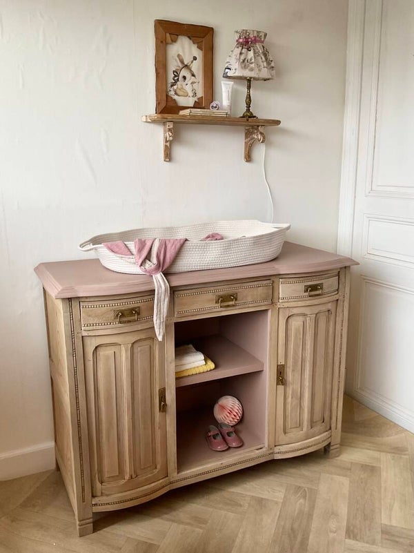 Vintage commode in paint wash en FMP Damask