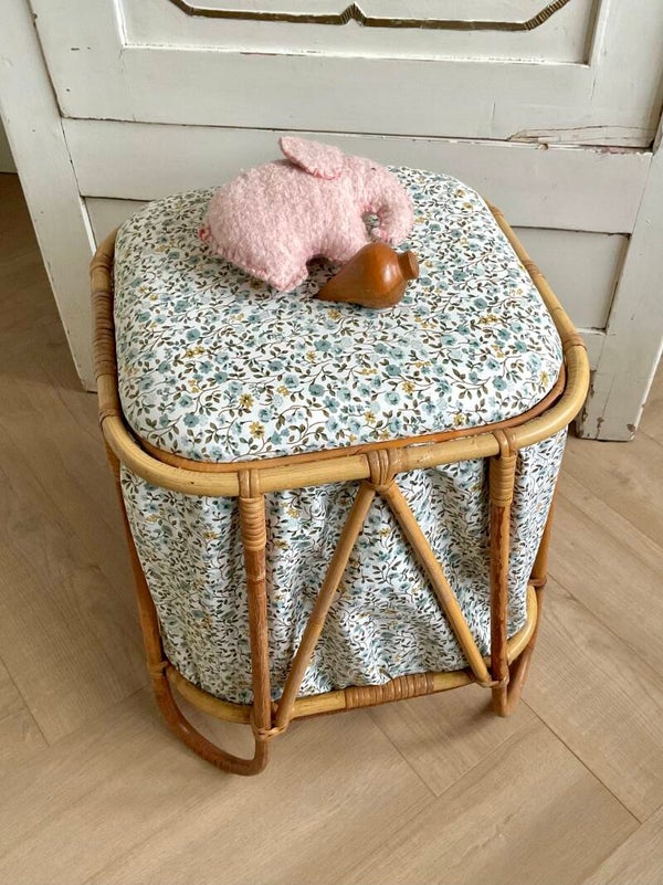 Vintage rotan opberger voor speelgoed, tevens krukje