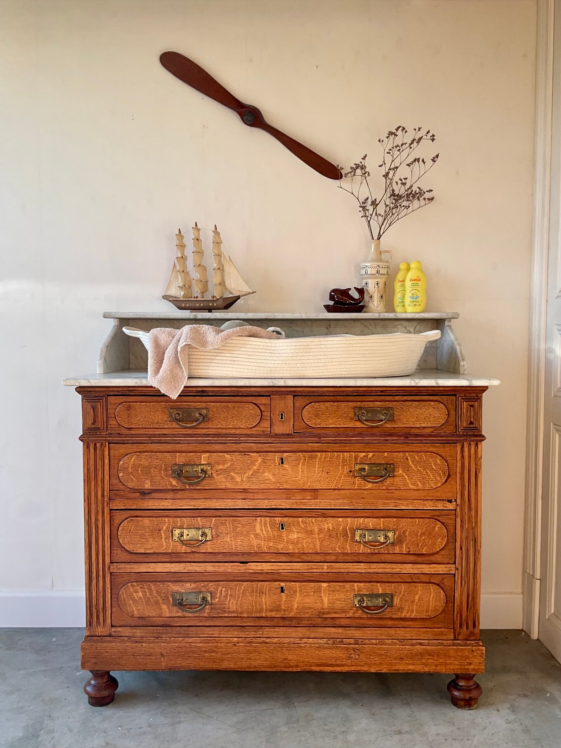 Commode met marmer blad en lades