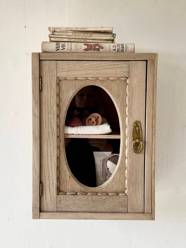 Antiek hangkastje in naturel look