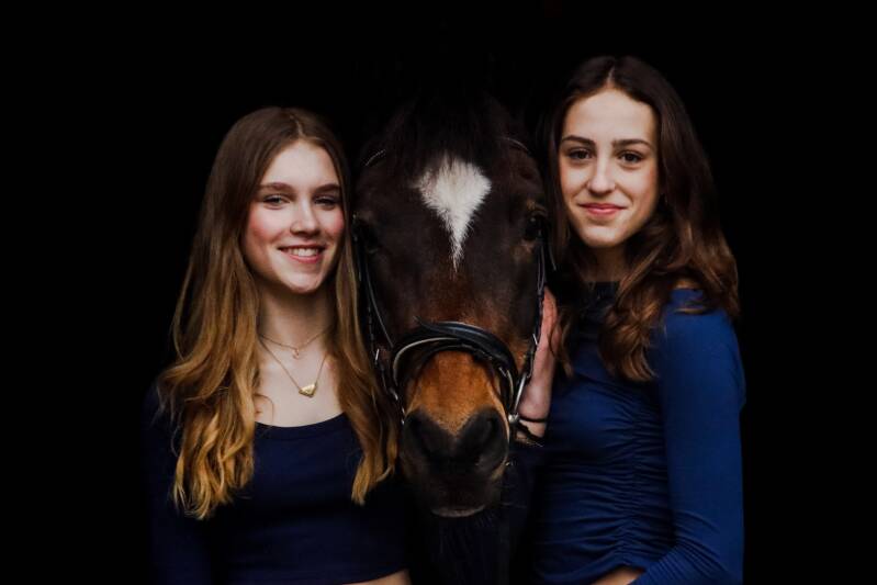 Friends together with a pony having a photoshoot