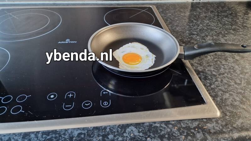 (Niet meer in mijn bezit) Gebakken ei in een koekenpan geschilderd.
