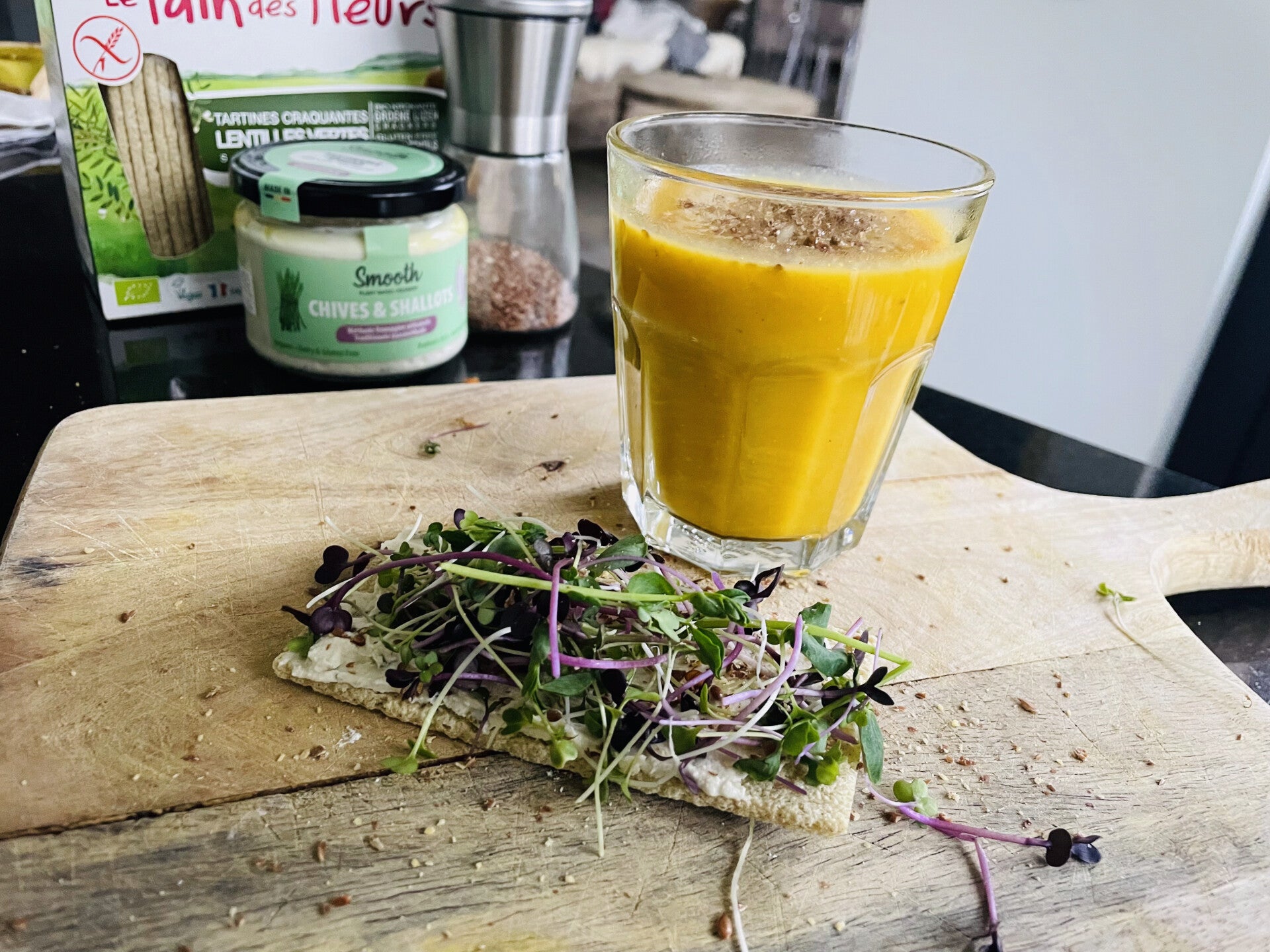 Pas le temps de cuisiner? Un houmous de votre choix, quelques graines ou pousses germées et un potage fait maison