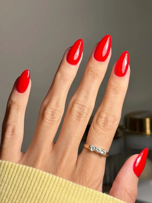 HONA Gel Polish - Scarlet on nails