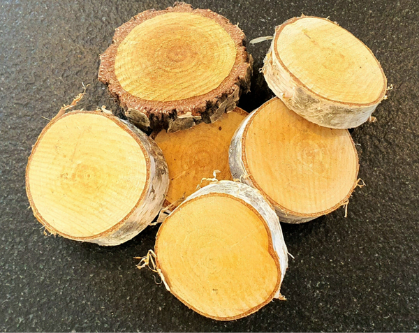 Houten schijf met tekst diameter +/- 8 cm, +/- 2 cm dik