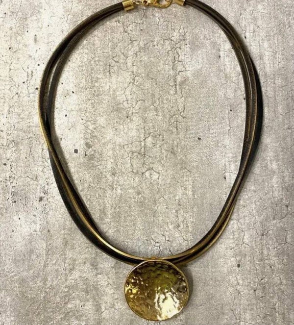 Marilia Capisani, Kort collier gold gehamerd medaillon