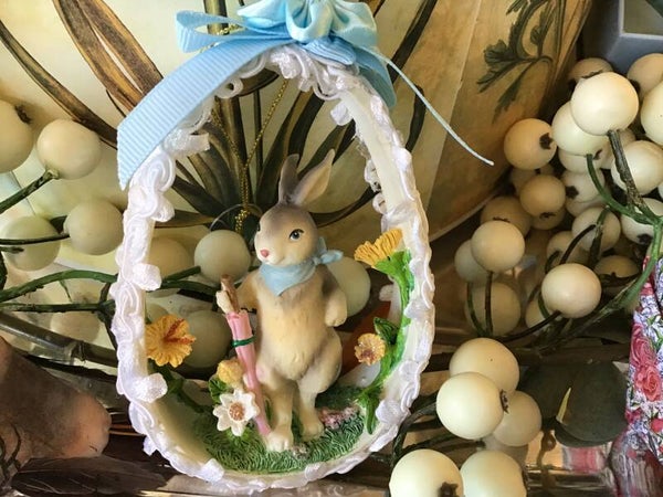 Mooi paasornament , paashaas in ei , lichtblauw