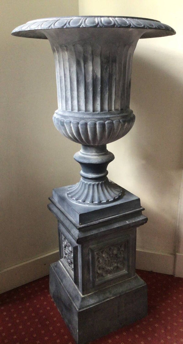 Vaas ijzer  op sokkel