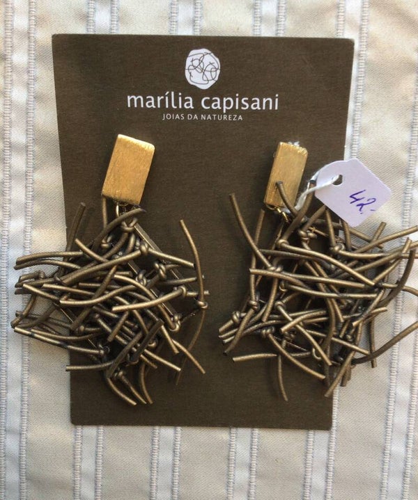 Marilia Capisani Oorbellen mat goud recycled rubber