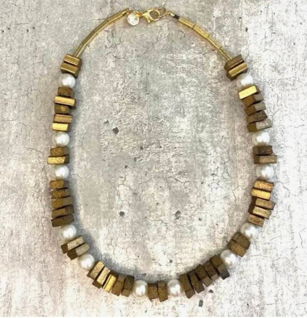 Marilia Capisani, Korte collier van rubber en parels