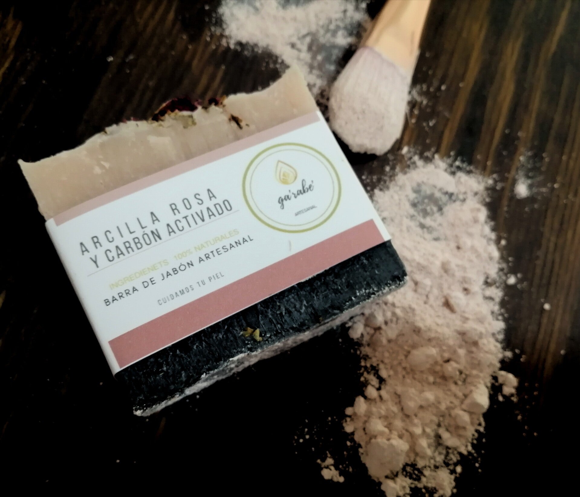 Jabón artesanal de arcilla rosa y carbón activado