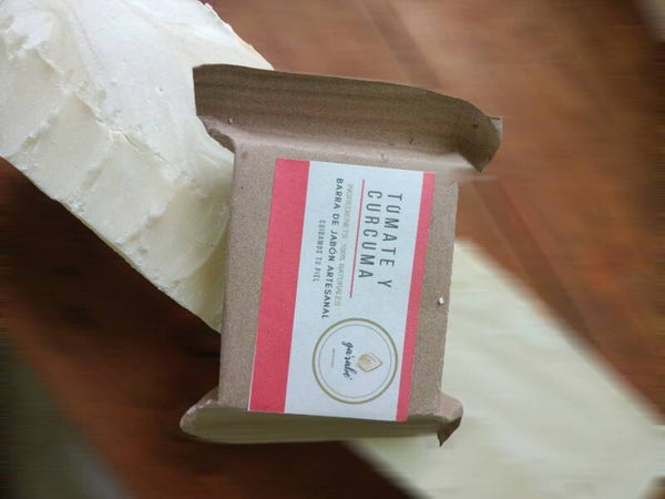 Jabón artesanal de tomate y cúrcuma