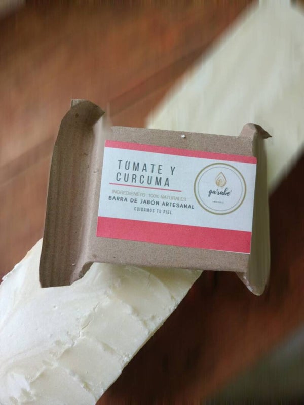 Jabón artesanal de tomate y cúrcuma