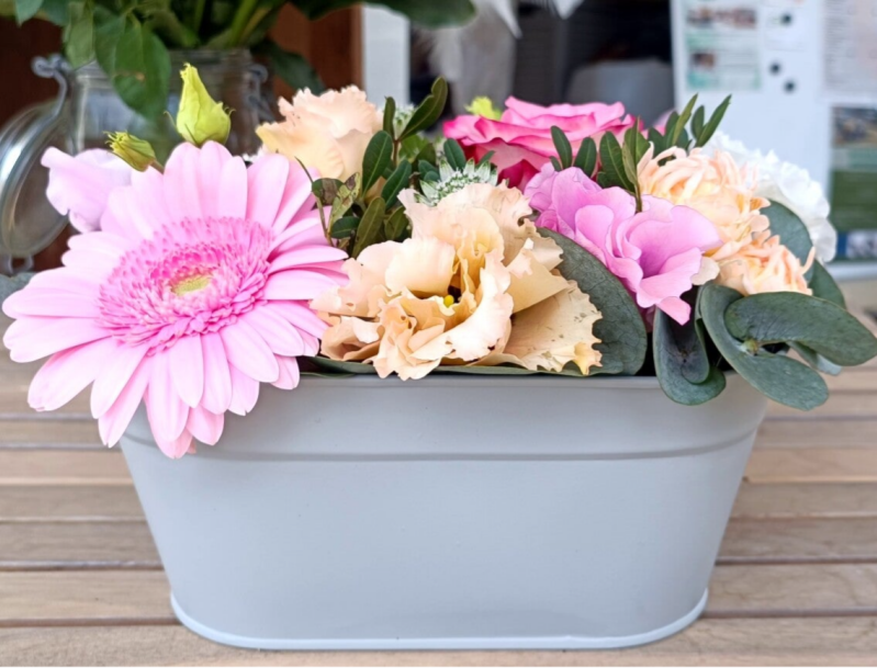 Composition fleurs jardinière pastel doux