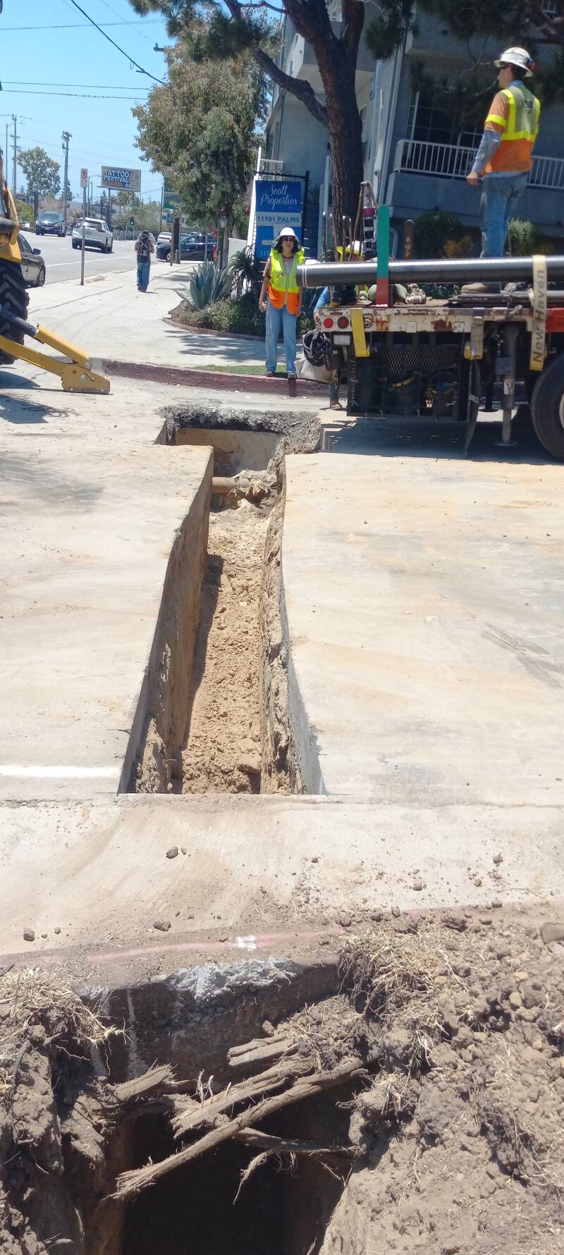 Laying a pipeline for a fire hydrant 