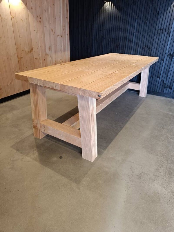Douglas Tuintafel met Houten Poten – Robuust & Handgemaakt
