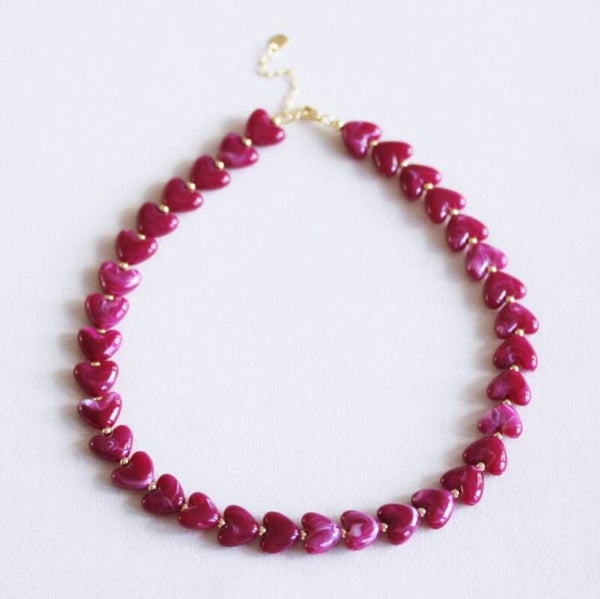 Kralen ketting van hartjes resin - magenta