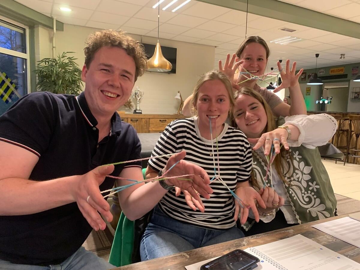 Gezellige groep mensen tijdens een avond van Let's Meet Wijchen