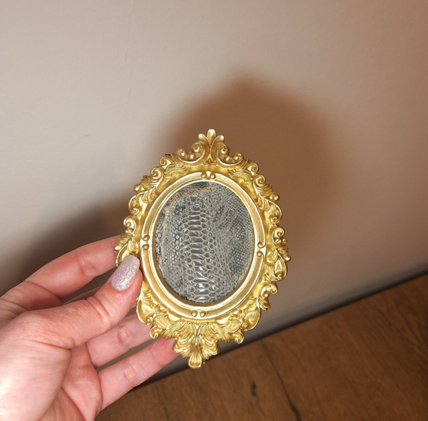 Lijstje slangenvel rond 2