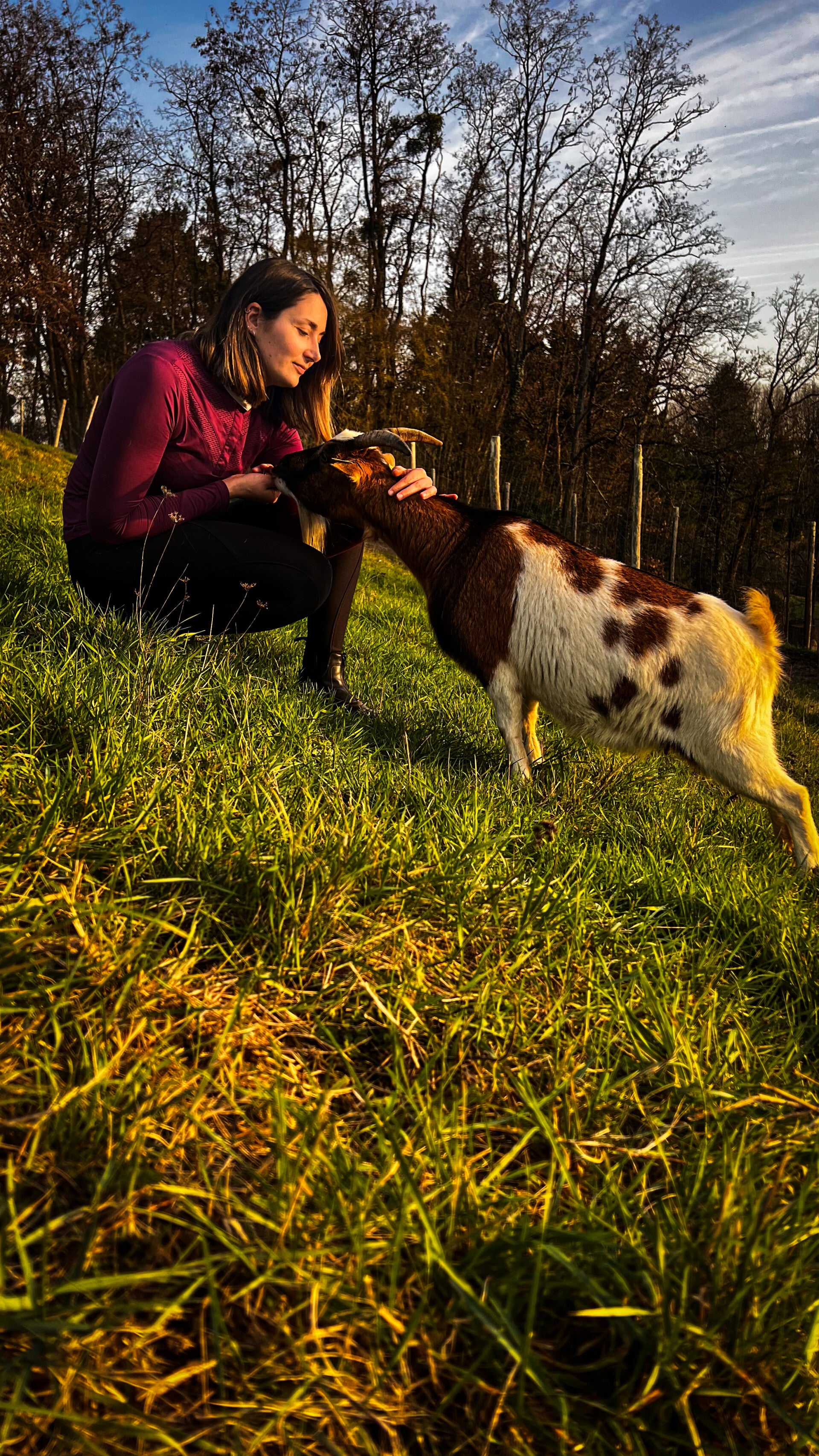Marion, Kinesiologue animalier communique avec sa chèvre naine, Crumble