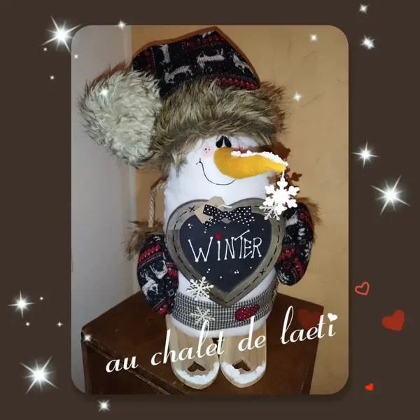 Un grand bonhomme de neige en cale porte❄️☃️❤️