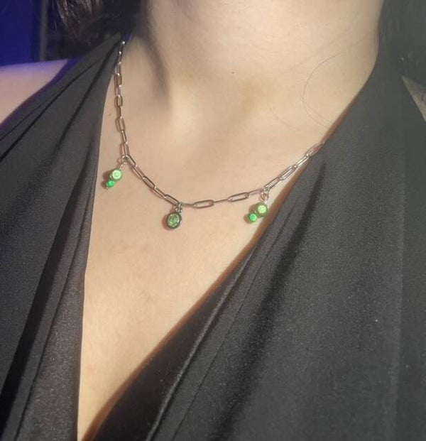 Collier tape-à-l'œil