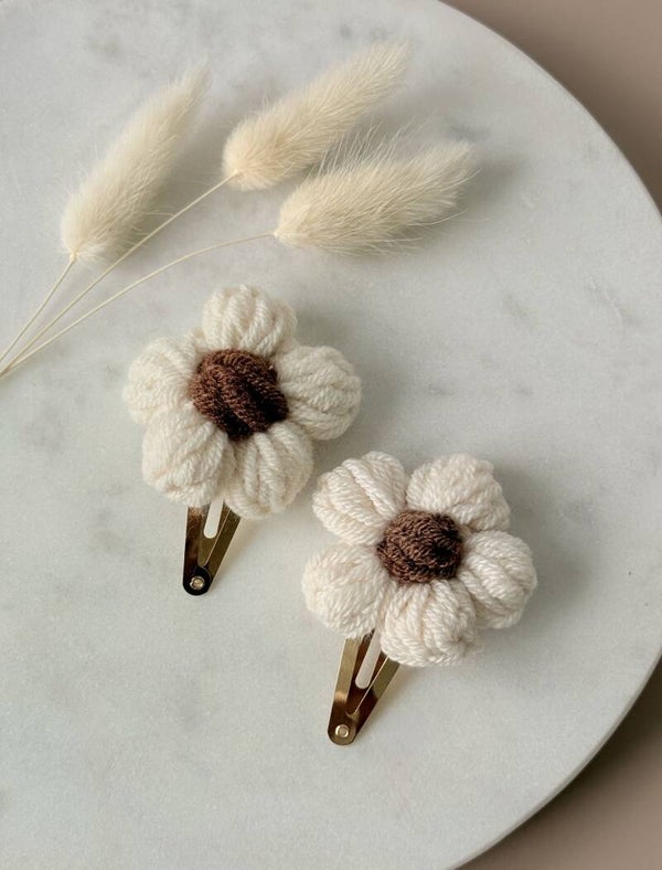 Gehaakte wollen bloem wit