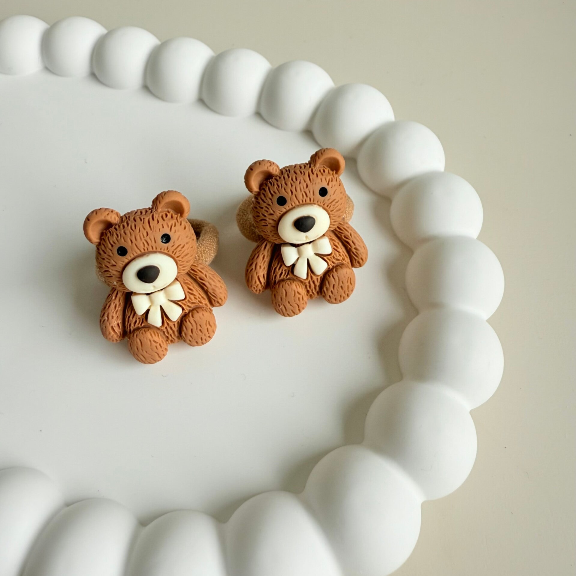 Bruine beertjes elastiek