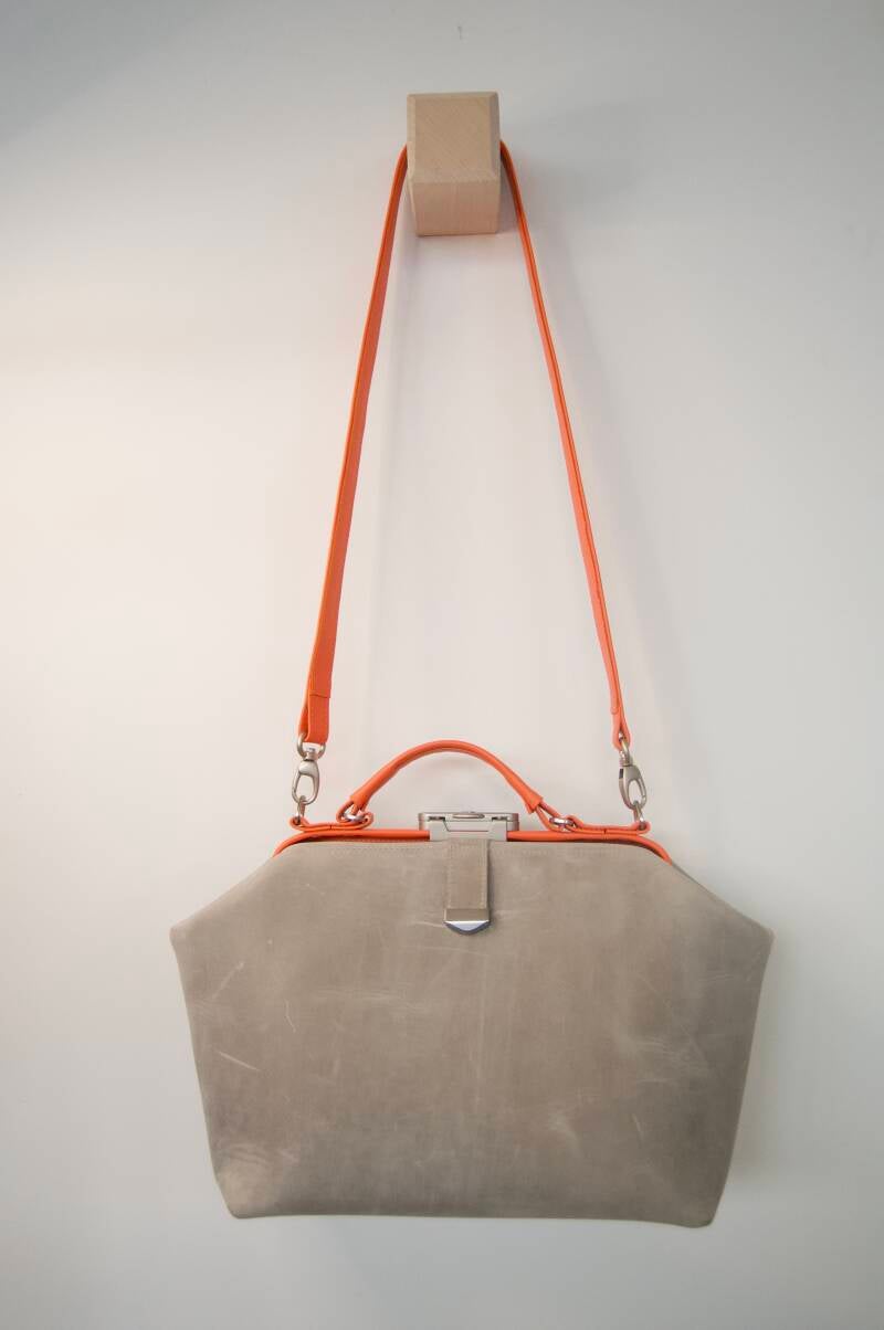 kleine dokterstas, beugeltas, grijs leer met oranje accenten