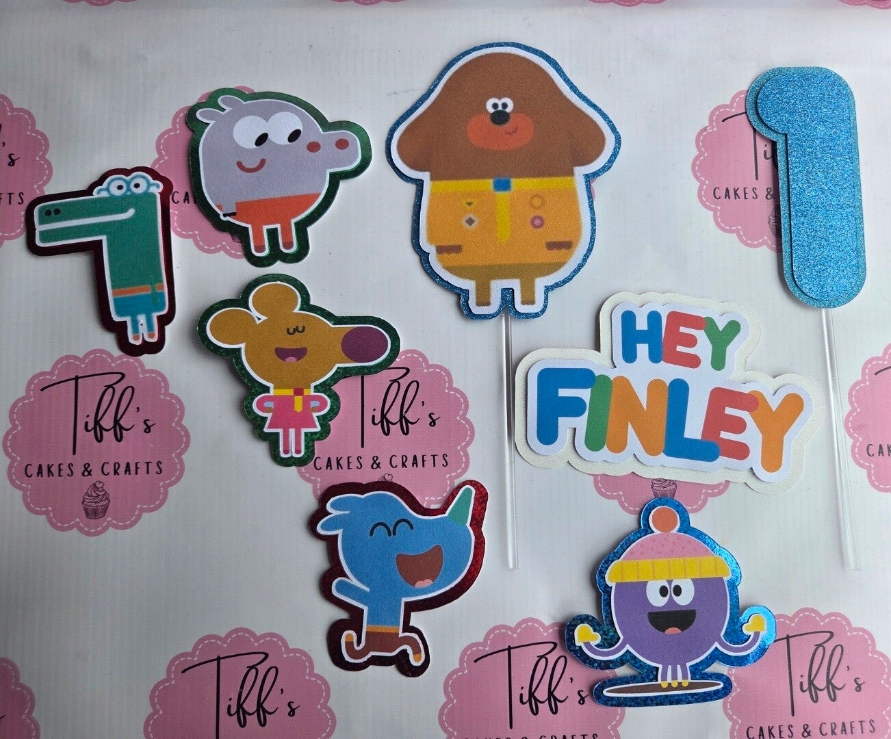 Hey Duggee cake charm set