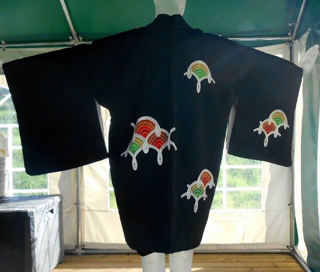 Haori de luxe en soie peint à la main en noir profond