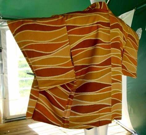 Haori japonais en crêpe de soie doux et souple avec des vagues