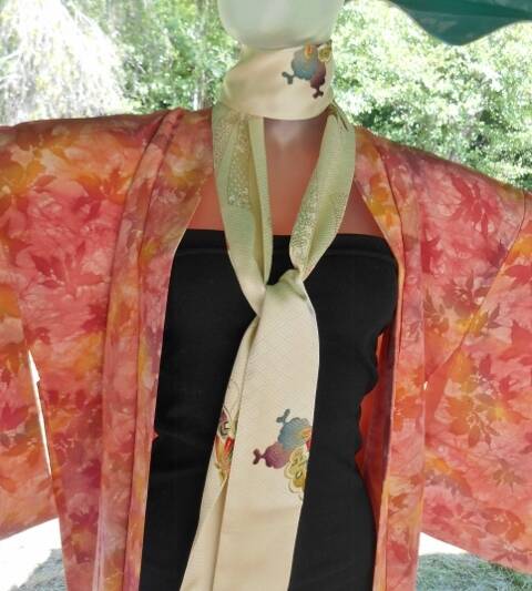 Ceinture, écharpe ou foulard étroit en soie crème avec papillons