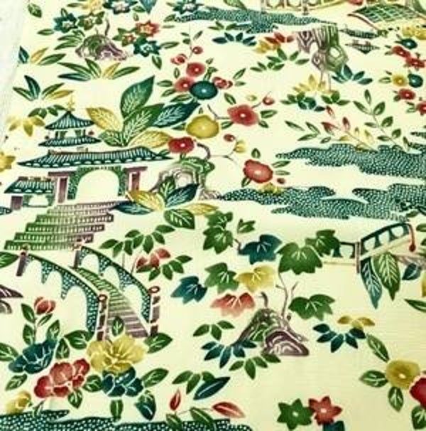 Soie brillante crème 40x35cm sur soie en relief