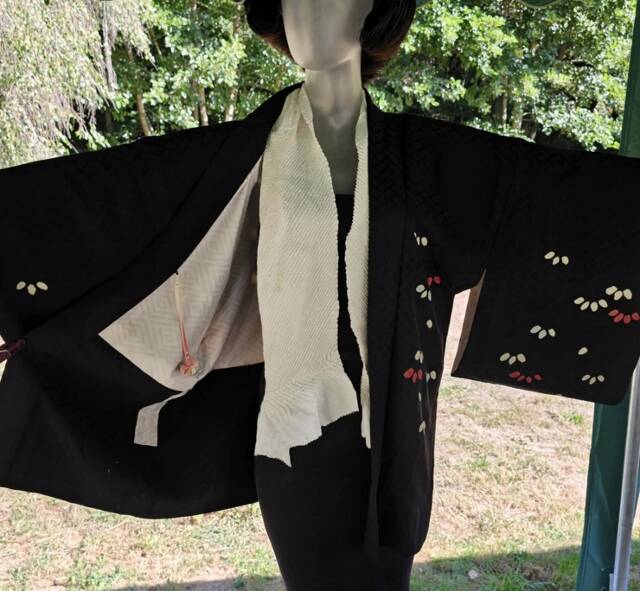 Haori noir en soie brillante shibori, avec himo